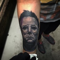 3D massiver farbiger maskierter Mann Tattoo am Arm