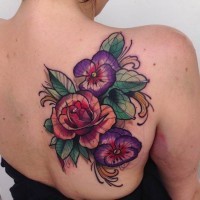 Tatuaje multicolor en el hombro, flores vistosas alucinantes