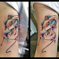 Tatuaje en el brazo,
mujer con máscara de aries