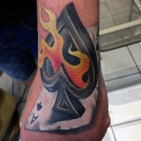 3D mehrfarbiges brennendes Pik-Symbol mit Karte Tattoo an der Hand