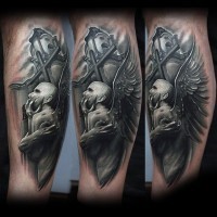 Tatuaje en la pierna, ángel flaco espantoso con cruz
