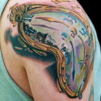 Tatuaje colorido en el muslo,  reloj exclusivo surrealista