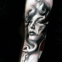 Tatuaje en el antebrazo, Medusa Gorgona con serpientes realistas