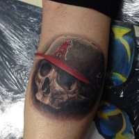 Tatuaje en la pierna, cráneo viejo en sombrero