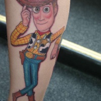 3D nett aussehendes farbiges Bein Tattoo mit cartoonischem  Held aus Toy Story