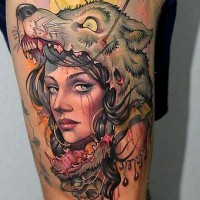 Tatuaje en el muslo,  mujer linda en el casco de lobo tremendo