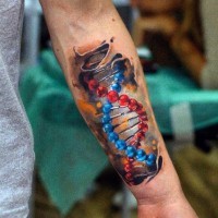 Tatuaje en el antebrazo, ADN volumétrico azul rojo claro