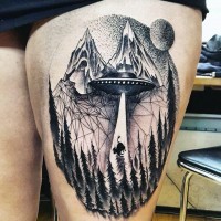 Tatuaje en el muslo,  nave extraterrestre en tre montañas y bosque que roba a una vaca