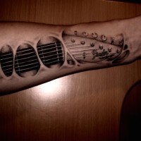 3D sehr detaillierte schwarze unter der Haut Gitarre Tattoo am Unterarm