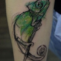 Tatuaje de lagartija simple verde en el antebrazo