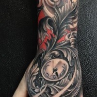 Tatuaje en la mano, 
reloj antiguo con plumas elegantes, colores negro blanco