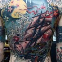 Tatuaje en la espalda, barco multicolor en olas, tema marino