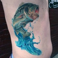 Tatuaje colorido en el costado, 
pez que salta del agua