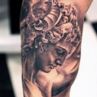 Tatuaje en el brazo, estatua antigua preciosa realista