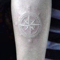 3D weiße Tinte kleiner Kompass Tattoo am Bein
