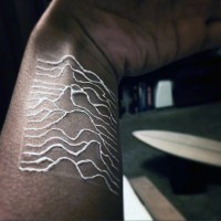3D weiße einfache Wellen Tattoo am Handgelenk