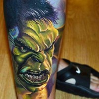 3D aussehendes Bein Tattoo mit Porträt mit wütendem Hulk