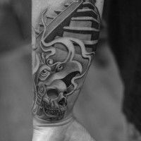 Tatuaje en el antebrazo,
dibujo negro blanco 3D de templo antiguo con cráneo maya