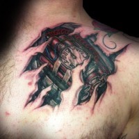 Tatuaje en el pecho,  explosivo con timer debajo de la piel rasgada