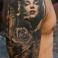 3D natürlich aussehende mehrfarbig rauchende Merrily Monroe mit Rosenblüten und Geld Tattoo am Oberarm