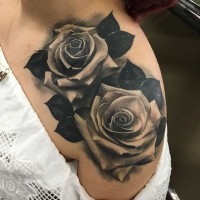 Tatuaje negro blanco en el hombro, dos rosas muy realistas