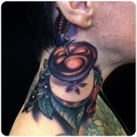 3D schön aussehendes farbiges Hals Tattoo mit geschnitten Scheiben des Apfels und Beeren
