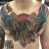 Tatuaje en el pecho,  águila demoniaca con cráneo humano en garras, estilo old school  multicolor
