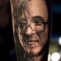 Tatuaje en el antebrazo,
retrato negro blanco de hombre realista en gafas