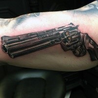3D Realismus Stil Bizeps Tattoo mit detailliertem leistungsstarkem Revolver Pistole