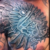 3d realistische Steinmaske aztekische Gottheit Tattoo an der Brust für Männer