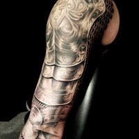 Tatuaje en el brazo,
armadura impresionante muy realista