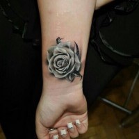 3D realistische große farbige eiserne Rose Tattoo am Handgelenk