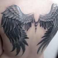 3D realistische großee farbige Flügel Tattoo am oberen Rücken