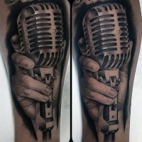 Tatuaje en el brazo,
micrófono con la mano, estilo viejo negro blanco