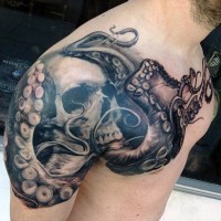 Tatuaje en el hombro, pulpo enorme con cráneo, dibujo realista