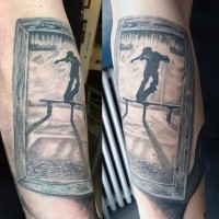 3D realistischer schwarzweißer Skater Tattoo am Arm