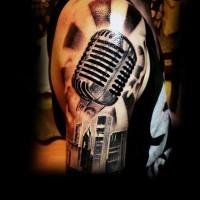 Tatuaje en el brazo, micrófono retro precioso 3D