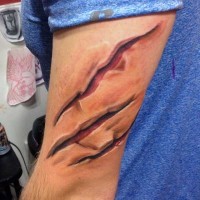 Tatuaje en el brazo, heridas profundas realistas