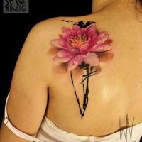 3Drealistico grande colorato fiore bellissimo tatuaggio su spalla