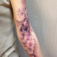 3D realistische farbige Blumen Tattoo am Ärmel