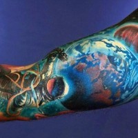 3D realistisch gefärbter Raumfahrer im Weltraum Tattoo am Arm