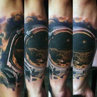 3D realistico colorato astronauta tatuaggio su braccio