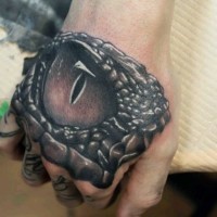 fresco 3D realistico dettagliato occhio di alligatore tatuaggio su mano