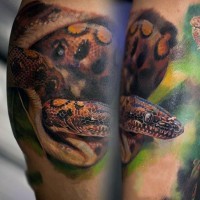 Tatuaje en la pierna, serpiente realista bien pintada