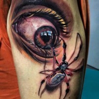 Tatuaje en el brazo, ojo asustado con escarabajo tremendo