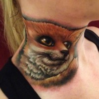 Tatuaje en el cuello, zorro bonito con ojos grandes