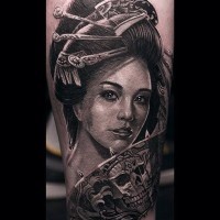 Tatuaje en la pierna, geisha hermosa y abanico con calavera
