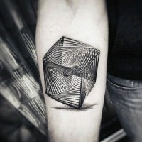 Realistischer 3D geometrischer hypnotischer Würfel Tattoo am Arm