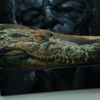 Tatuaje en el antebrazo, cabeza de cocodrilo peligroso