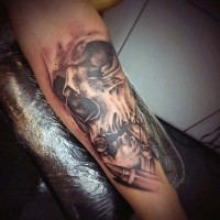 3D realistischer menschlicher Schädel mit Kugeln Tattoo am Arm